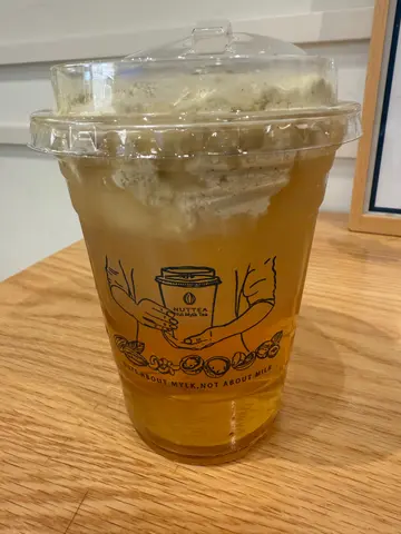 四季春开心果奶盖茶