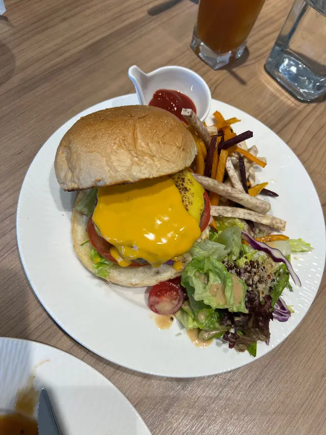 安格斯燒烤汁和牛漢堡配薯條