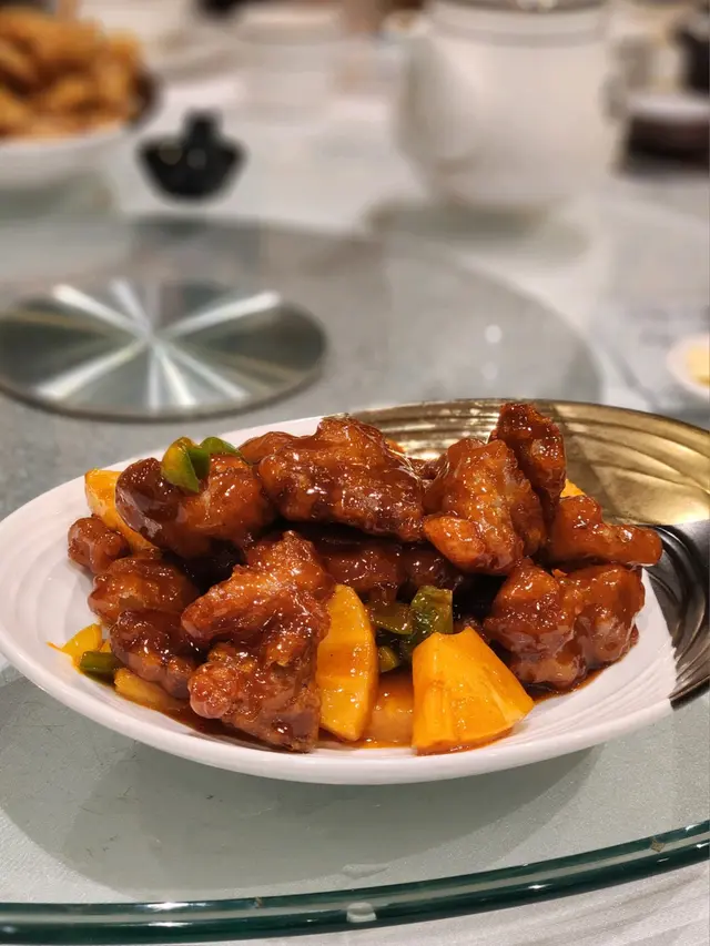 咕嚕肉炸得脆口，且內裏充滿肉汁，若配以新鮮菠蘿更出色。