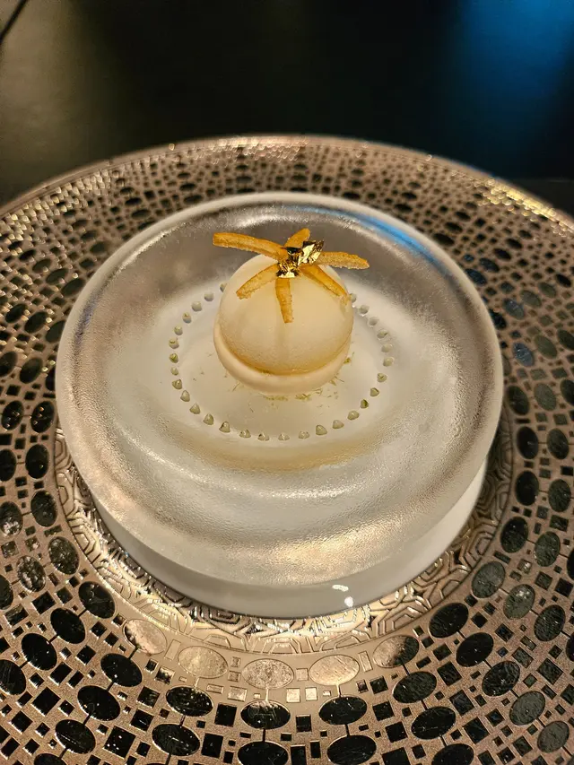 法式柚子伏特加雪葩配青檸檬汁蛋白脆餅