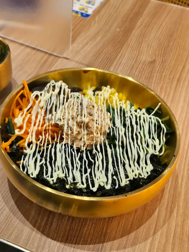 金槍魚拌飯😋 排隊勁長呀!