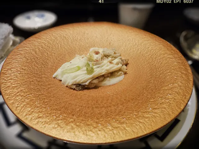 金腿欖仁蟹肉鮮奶炒富貴蝦球