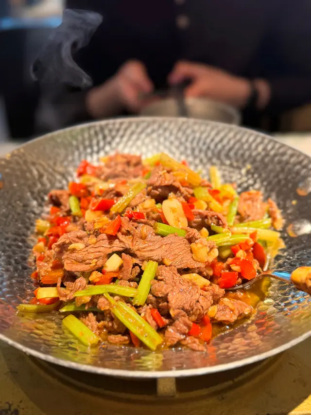 啟德新開的湖南菜館
小炒黃牛肉很新鮮
鮑魚辣椒炒肉料足好吃
