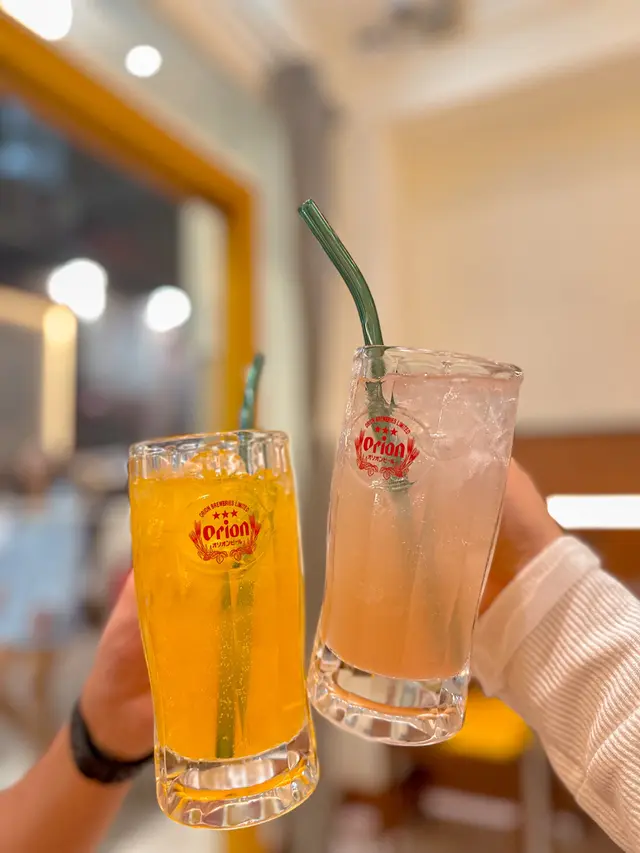 店員見我哋選擇困難, 於是好nice 咁上前講解每杯嘅特色☺️ 梳打唔會死甜又解到渴，而且還原到水果本身嘅味道🌈