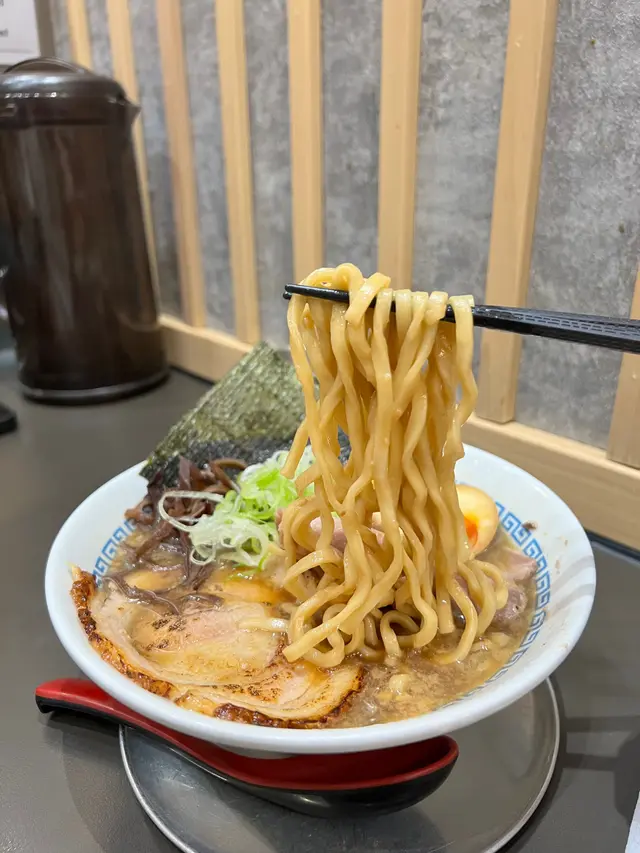 特製背脂煮干拉麵