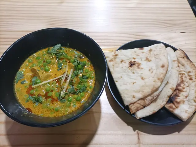 青豆磨菇洋蔥蕃茄咖哩配薄餅