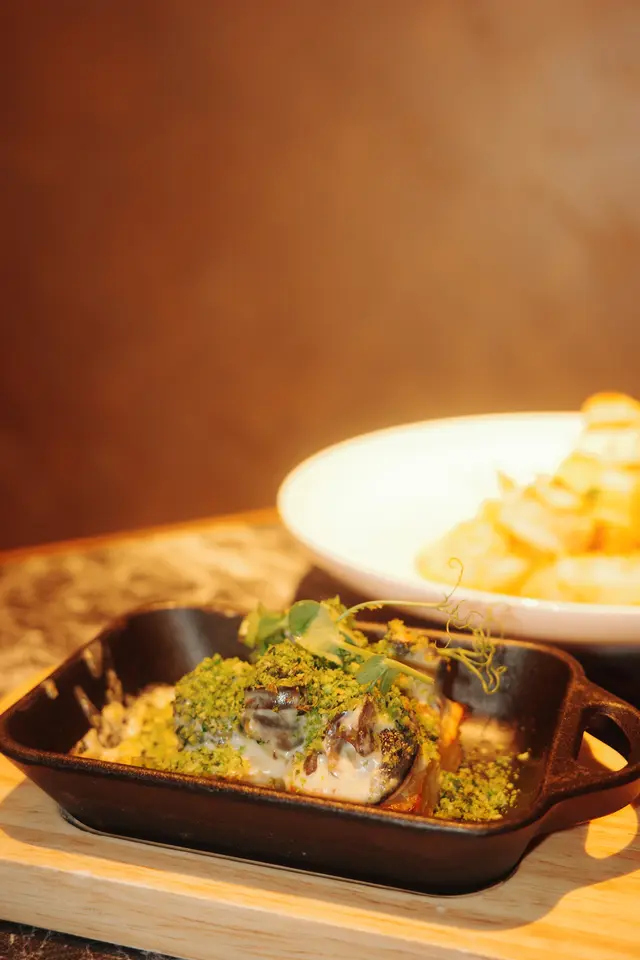 香草醬焗田螺伴脆薯餅