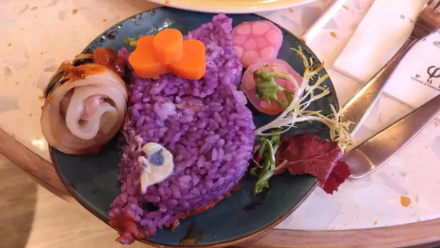 切開一半飯也黏在一起又挺身,入口微甜