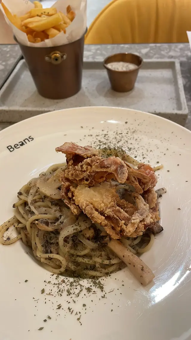 軟殼蟹偏細一分兩件，￼可能我冇撈勻嚟食，一開始味道偏淡同稀食到臨尾先發現啲汁係底