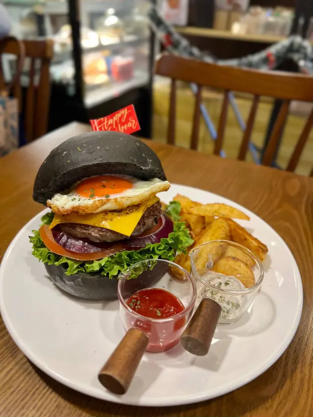 芝士和牛煎蛋竹炭漢堡配薯角