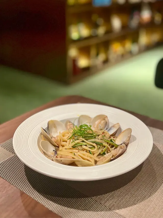 白酒煮活蜆意粉