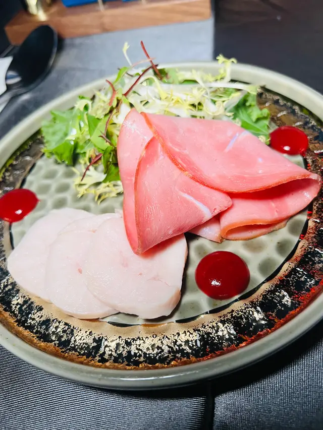 冷切熟火雞配曼越莓果蓉. 冷切丁香柚子蜜糖烤火腿 羽衣甘藍沙律配黑醋汁