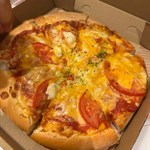 
叫水牛芝士辣肉腸pizza 
來左個茄汁底、上面得幾片蕃茄嘅pizza
真係第一次食得蕃茄做配料嘅pizza 
兼第一次見有餐廳用蕃茄扮辣肉腸😂
我即刻check返 menu
menu上都冇依款pizza
唔知點解會整左啲咁嘅野出來
個餐$155包pizza、檸水同好細碗嘅湯
真係離哂大譜💩💩💩