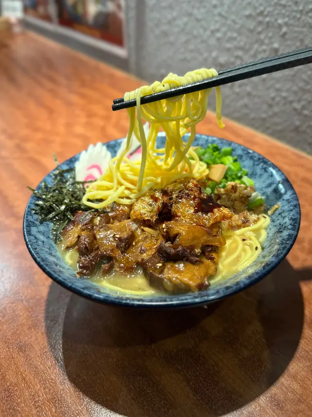 醬油慢煮豬軟骨配脆脆豬皮豚骨湯麵