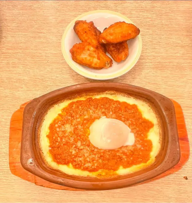 原味雞翼  (上)  溫泉蛋肉醬多利亞  (下)