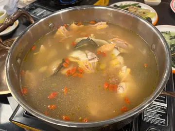 
我希望藉此机会向你们反映我最近在你们店里的用餐体验，这次经历让我非常失望。
首先，我在点菜时，明确要求了几道菜品，但最终上桌的却是完全不同的选择。这不仅令我感到困惑，也影响了我和朋友的用餐体验。当我们向服务员反映这一情况时，却没有得到满意的解释或解决方案，多次出错小菜，当刻某老板态度欠缺，亦非常没耐性了解事情，一句就讲咁你要唔要，唔要我就拎走！态度超串！😡

此外，食物的质量也未达到我对食市的预期。一些菜品的味道平平，与我之前的印象相差甚远。但这次却让我感到失望。不会再来帮衬😡



[