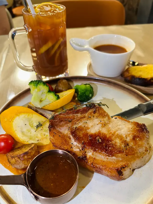#香港地道冰室 #香港美食 #尖沙咀 #尖沙咀美食 #冰室 #香港冰室 #豬鞍扒 #港式 #西餐 #早餐 #午餐 #晚餐 #下午茶 #香港旅遊 #香港美食指南 #香港旅遊指南 