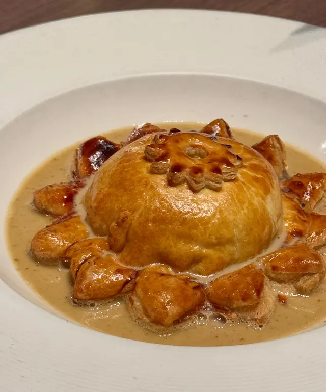 香薯皮蒂維耶酥皮威靈頓，燒烤蘑菇 I 格呂耶爾芝士 I 忌廉菠菜 I 蘑菇濃湯