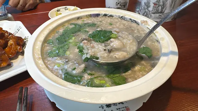 例牌原鍋上陣，份量足夠三至四人分享！
採用大粒嘅珍珠蠔，份量都算多！🥰
啖啖蠔肉，蠔味香濃～😎
加上肉碎、香菜嘅點綴，味道更有層次。👍🏻