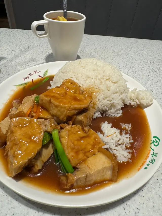 豆腐火腩飯=凍豆腐+硬燒肉+冷飯+顏色豆粉水