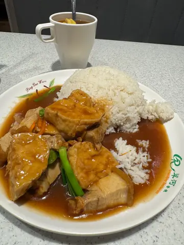 豆腐火腩饭=冻豆腐+硬烧肉+冷饭+颜色豆粉水