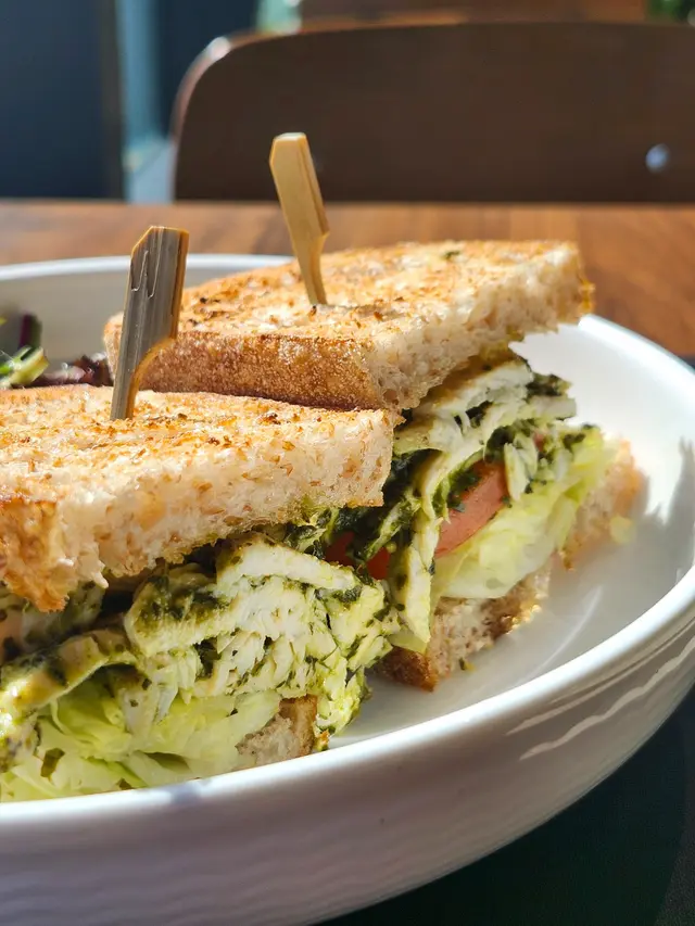 羅勒醬無激素雞肉三文治 Hormone-free Chicken Pesto Sandwich