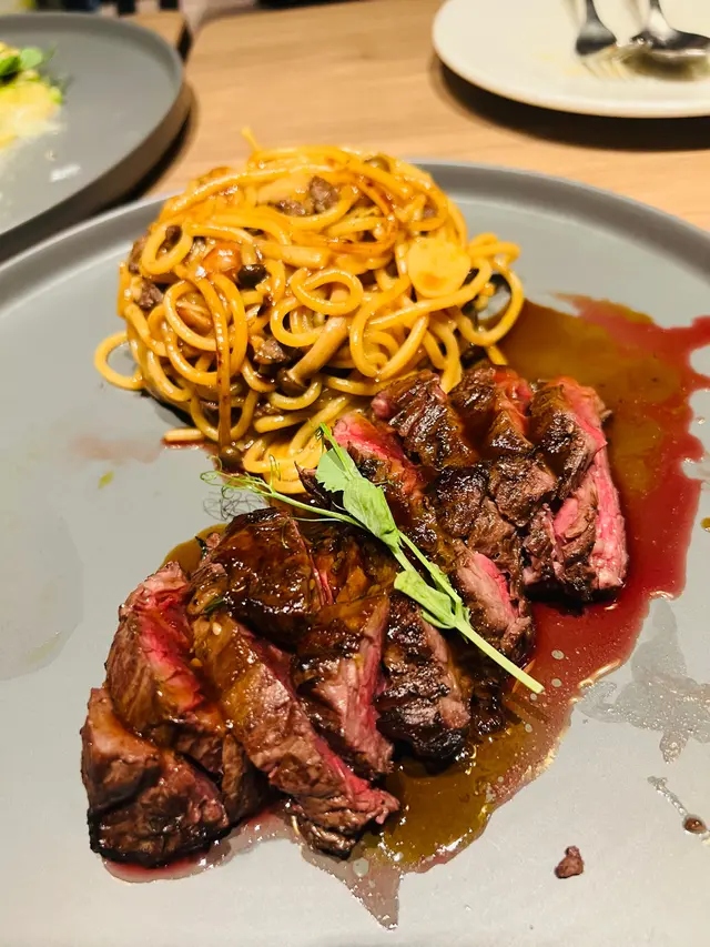 封門牛柳真心好好食😋極力推薦！
個意粉就偏甜咗少少，但就好有住家飯嘅感覺🥰

#香港美食 #FoodieLife #美食日記 #DiningExperience #ilovefood #封門柳 #封門牛柳 #牛柳 #好食 #好juicy 