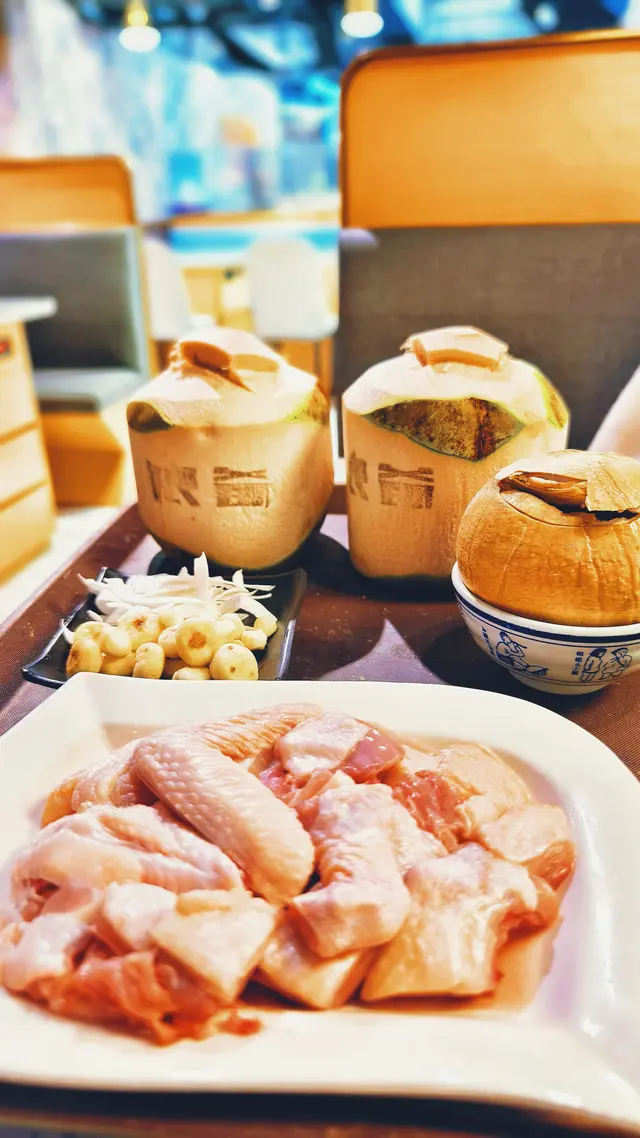 招牌椰子雞鍋 (半隻)