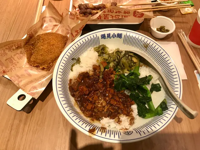 鹽酥雞滷肉飯