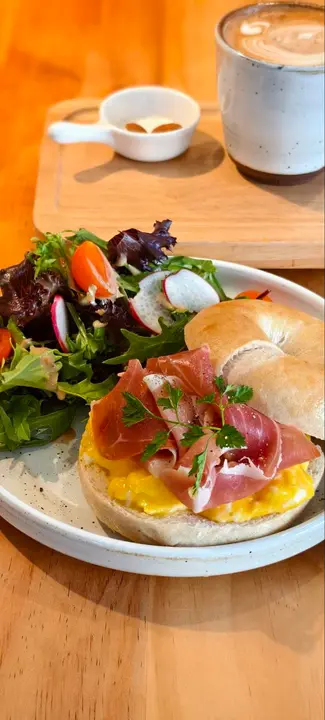 炒蛋、巴马火腿 bagel  配沙律
