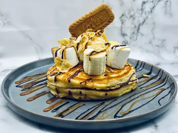 Banana Caramel Crunch Pancakes