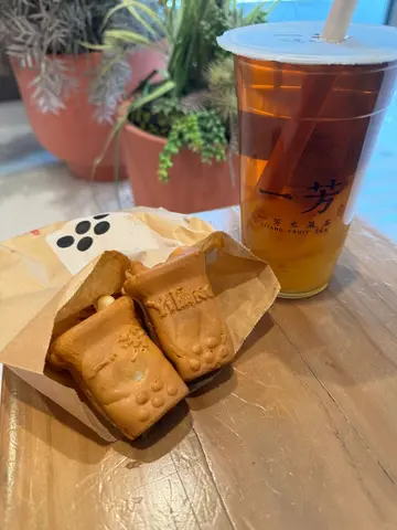 好事花生鸡蛋糕 + 荔枝冻乌龙