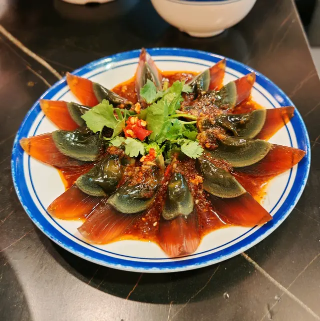 晶瑩剔透的秘製醬汁溏心皮蛋，好得！