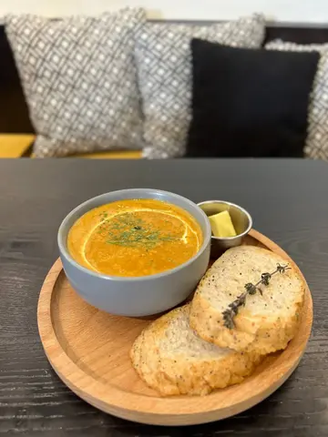 法式粒粒蝦肉龍蝦湯配酸種包