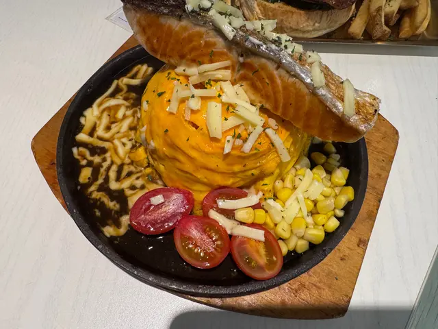 這道香煎三文魚扒滑蛋蓋鐵板拌飯真是美味無比！🍣🥚 鮭魚烤得恰到好處，外脆內嫩，搭配滑順的炒蛋，口感絕佳！🔥 鐵板的熱度讓米飯更香，更添風味，真是令人陶醉的一餐！🍚❤️ 