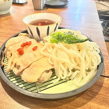 招牌慢煮无骨花雕鸡腿配冷稻庭乌冬