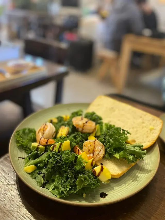 芒果鮮蝦牛油角三文治