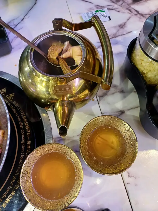 滋補燉湯:茶樹菇煲豬骨雞腳湯