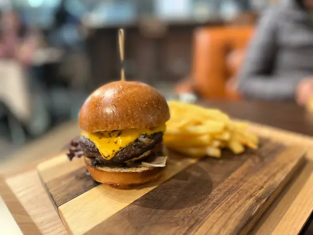 澳洲和牛芝士漢堡配黑松露薯條