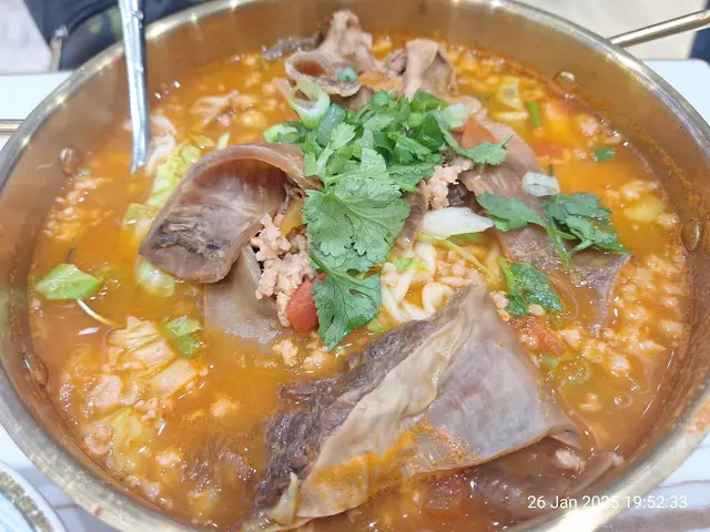 阿里山蕃茄紅酸湯崩沙牛腩扁麵