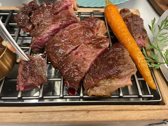 這是第二次上菜：七成熟的牛扒，比右上角 第一次來（右上角）的「牛肉乾」冇咁乾，但都是僅能入口。