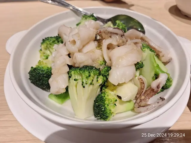 蒜蓉西蘭花炒魷魚配白飯