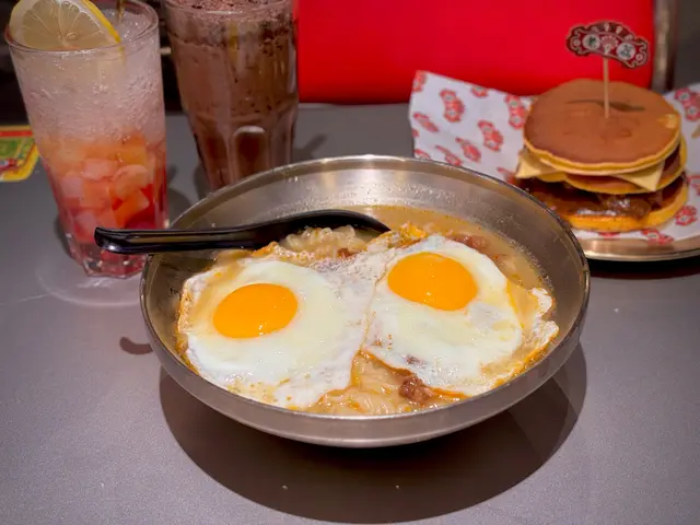 沙嗲牛肉煎雙蛋公仔麵