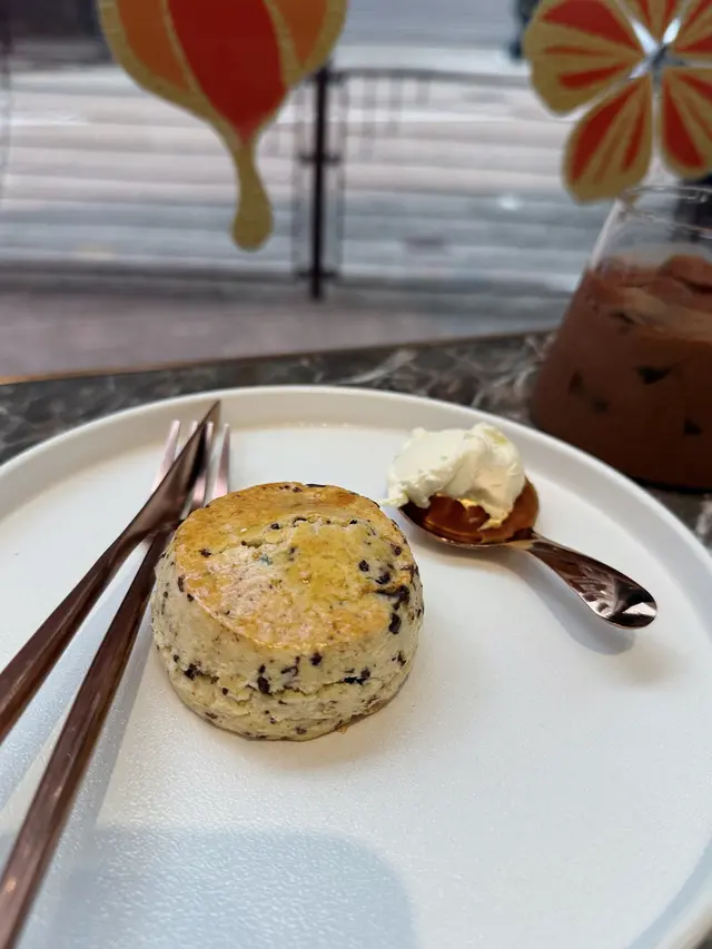 口感較脆，比較像曲奇餅
朱古力粒略硬
可要求配果醬或淡忌廉

#scone