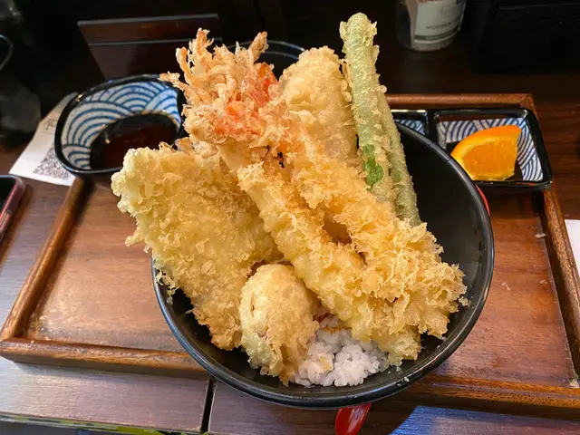 黑虎蝦2隻、那歌魚、帆立貝、鱚魚、四季豆、金菇，炸衣皓脆 #天丼 #天婦羅