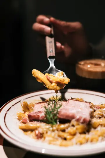 經典卡邦尼煙腩肉麻花卷粉