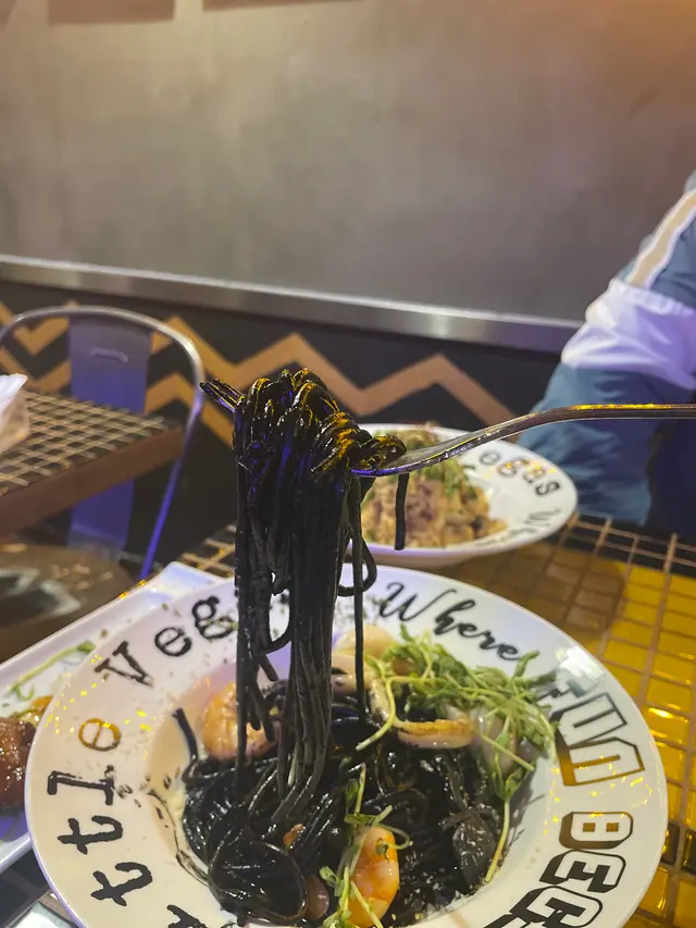 黑漆漆墨汁海鮮意粉