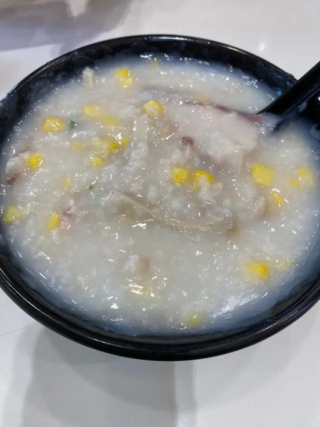 碗粥唔熱，只係微暖，好驚啲魚片唔夠熟