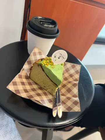 Pistachio Burnt Basque Cheesecake & Latte
