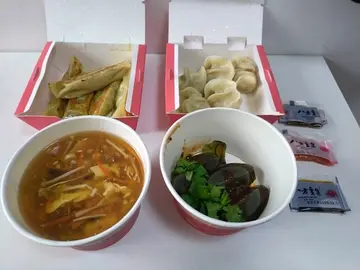 双拼饺子餐配酸辣汤另加皮蛋